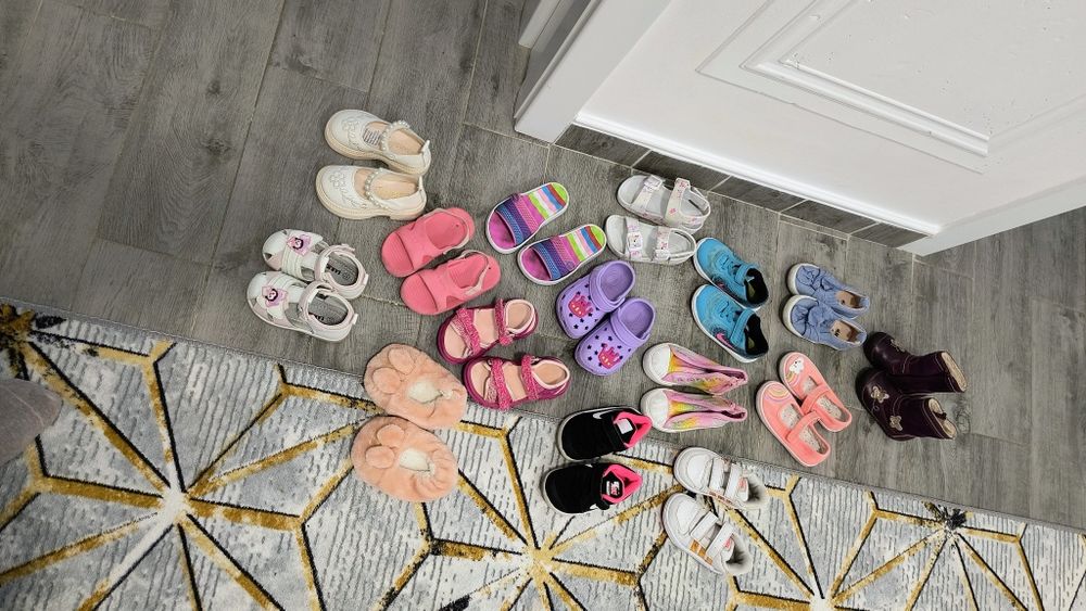 Haine sii încălțăminte  pentru fetițe.