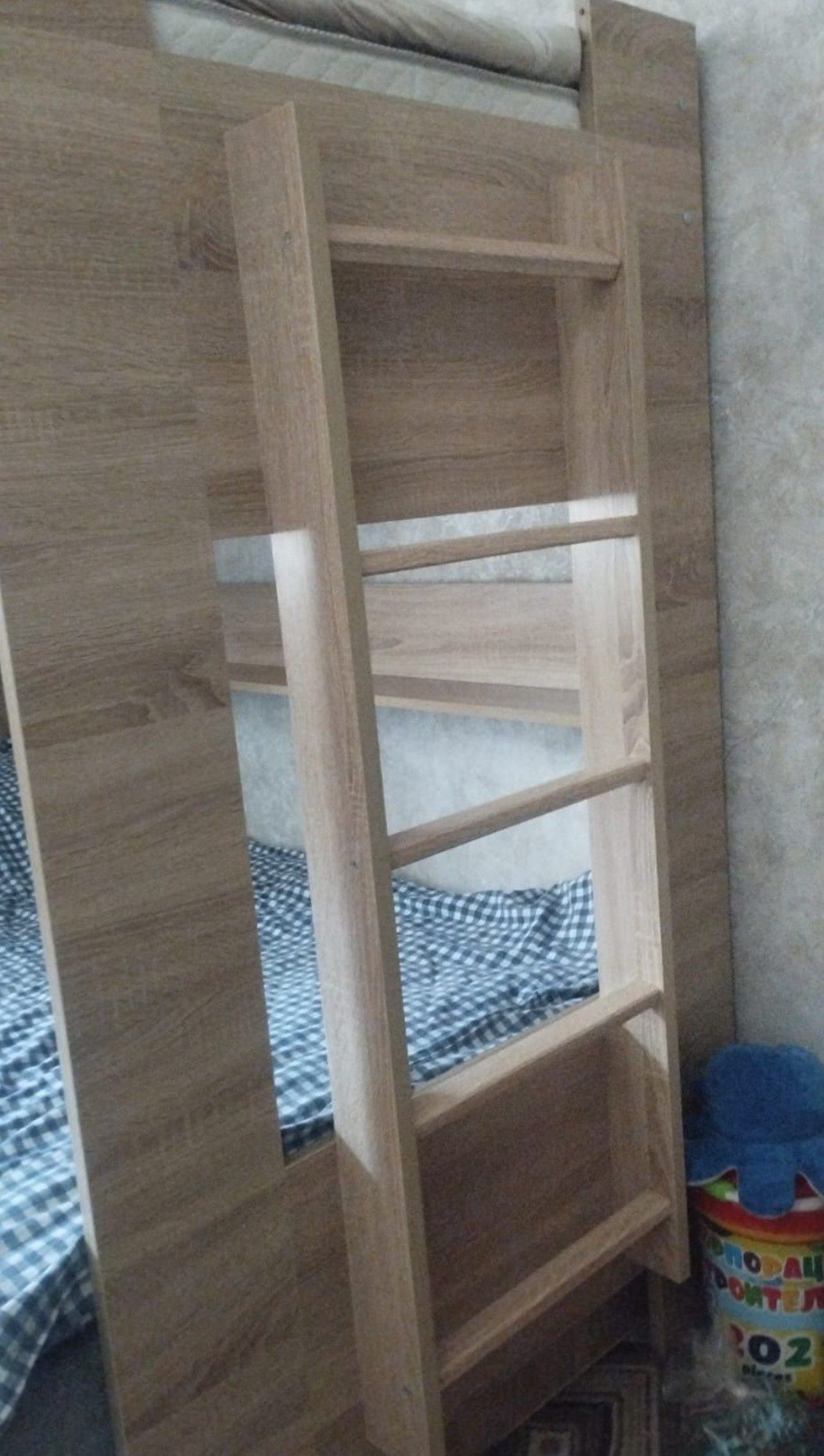 Продам двухъярусную кровать.