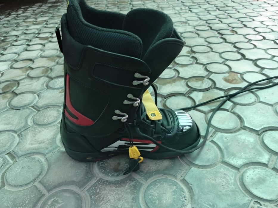 Сноуборд б/у в хорошем состоянии сапоги 42 размер