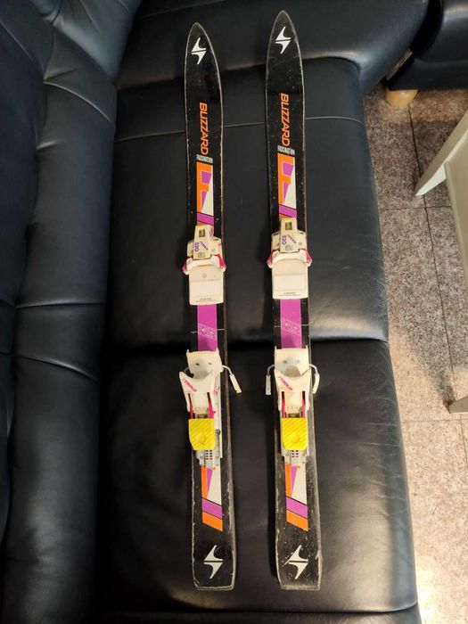 Продавам детски ски обувки 29 номер и ски 100см