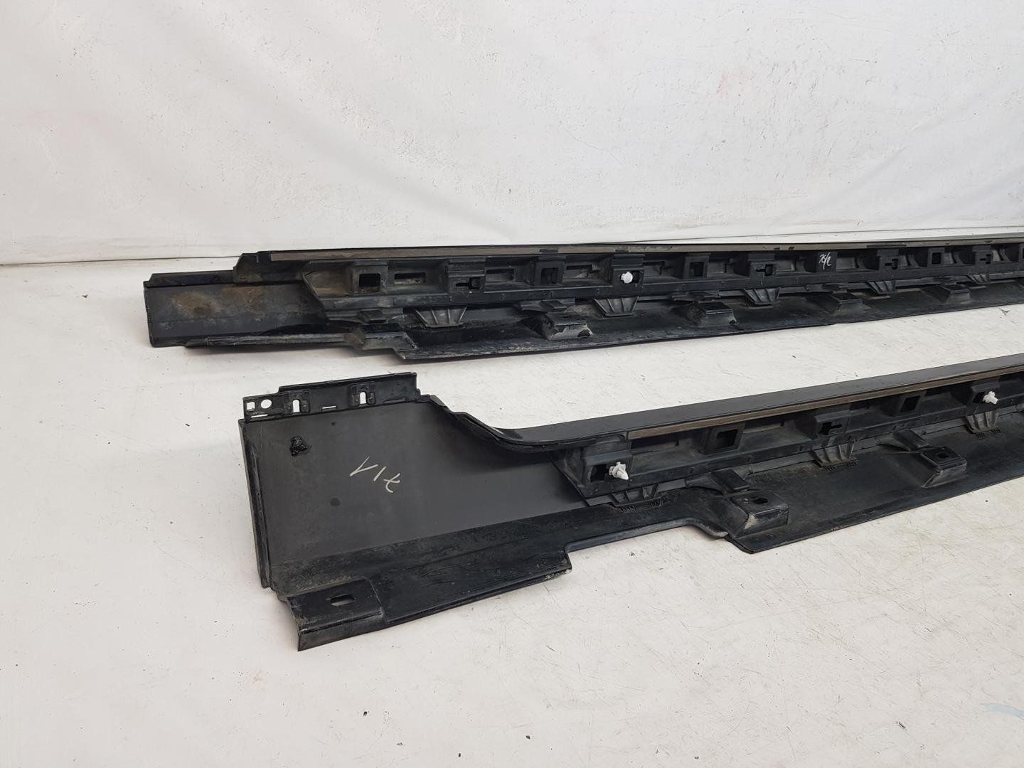 Set prag stanga dreapta VW Passat B8 dupa 2015