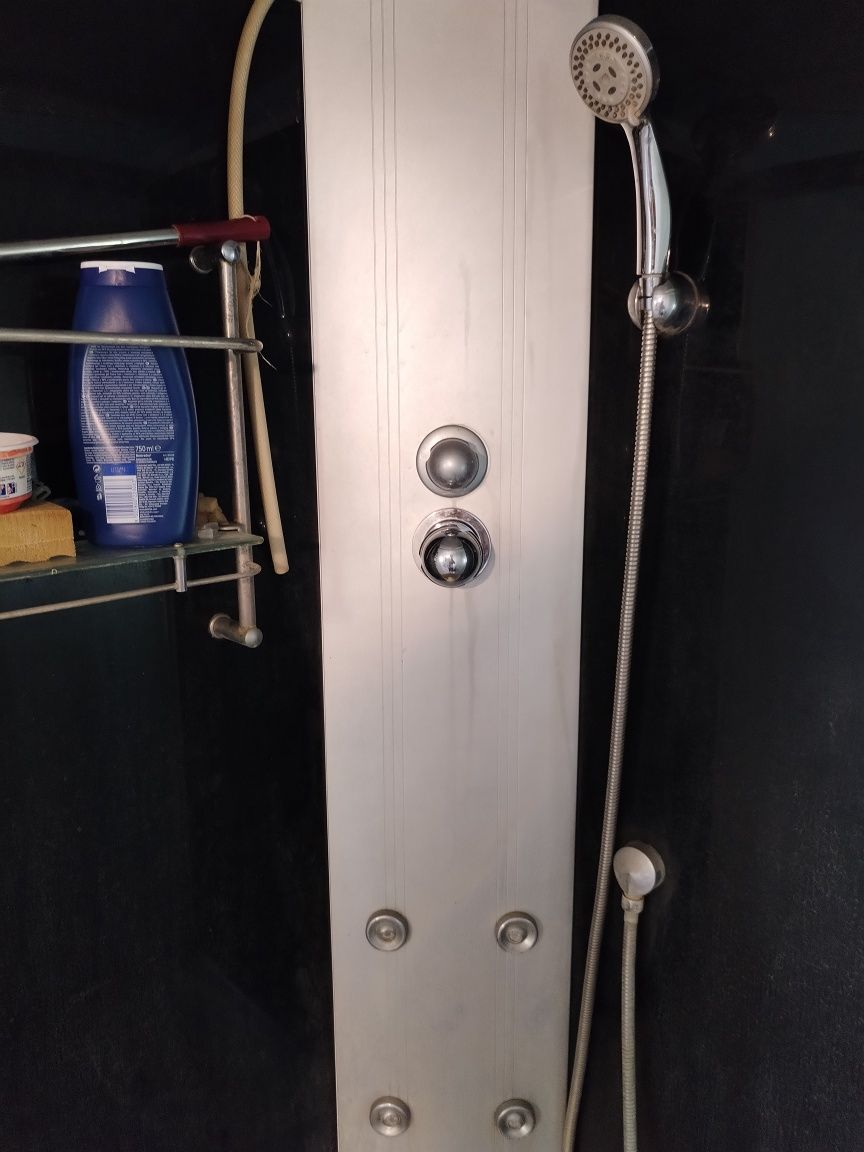 Cabina de dus în stare buna