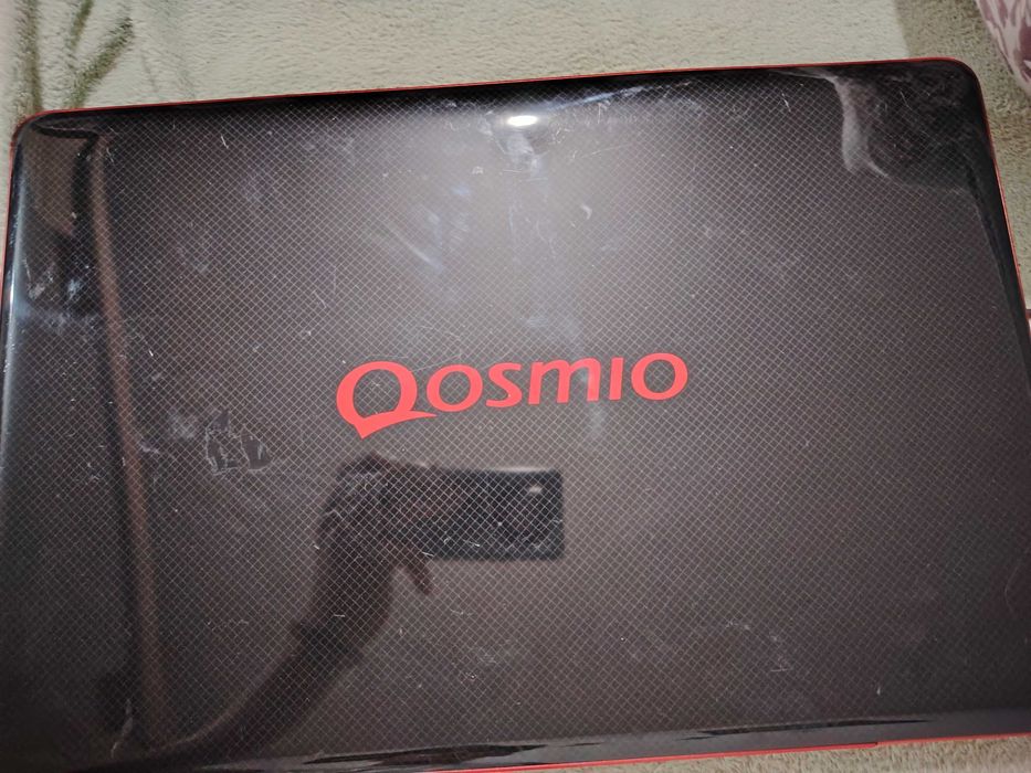 Laptop gaming accept și schinburi