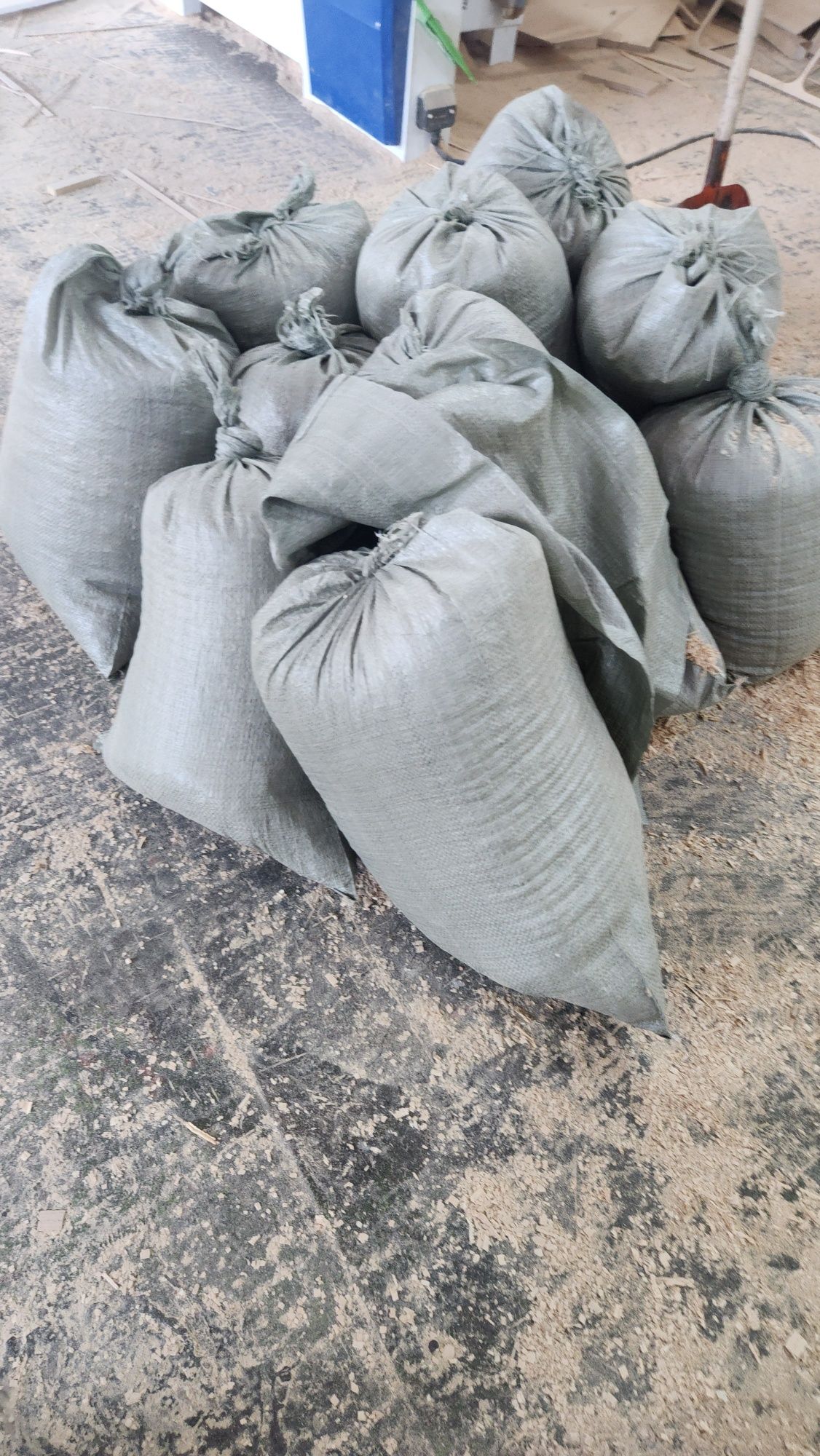 Продам  опилки по 400