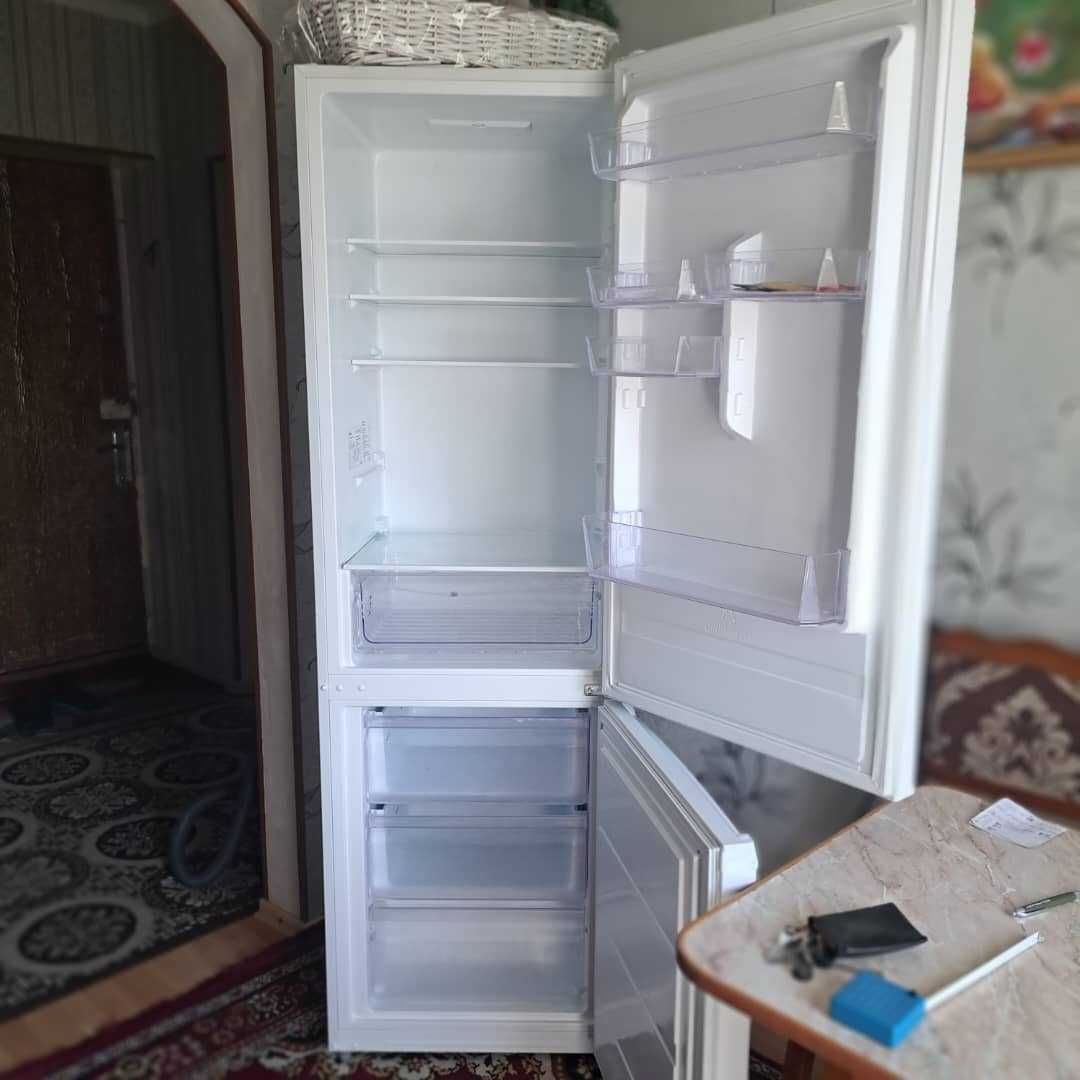 Продаю  2-х камерный Холодильник Midea с гарантией.