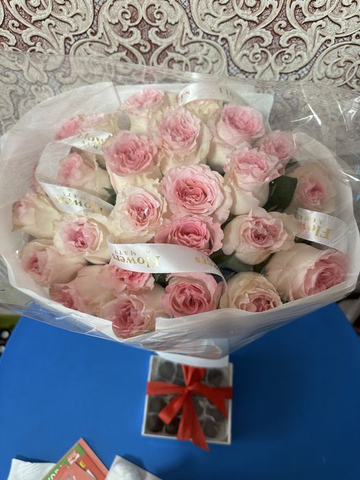 Букет свежих роз 25 штук + клубника в шоколаде