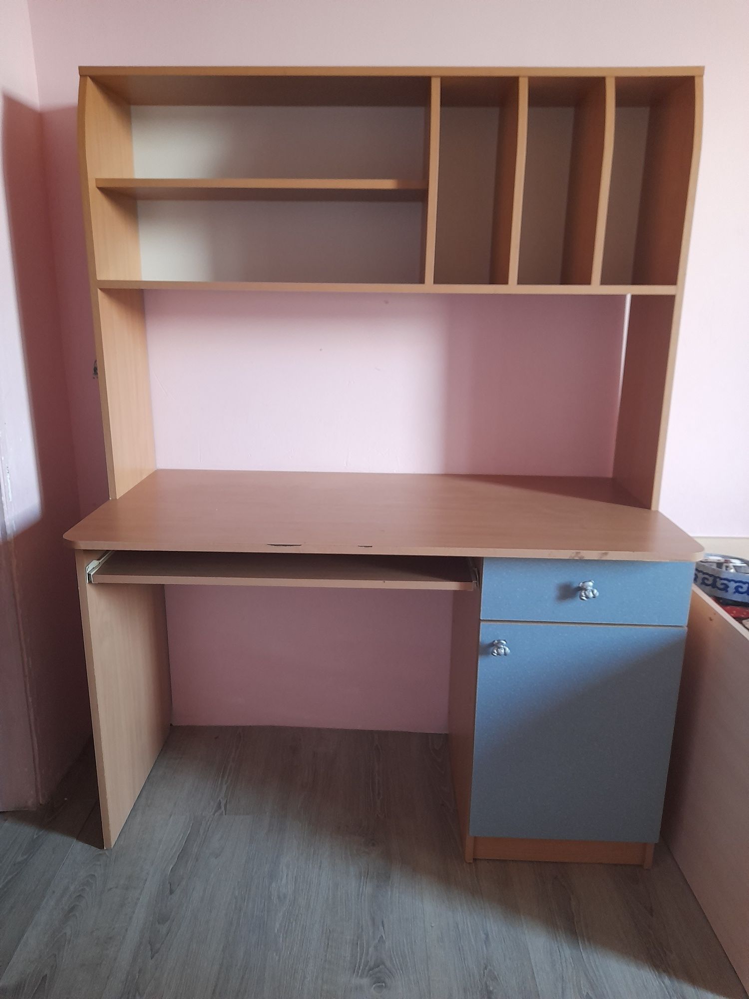Продается парта в хорошем состоянии
