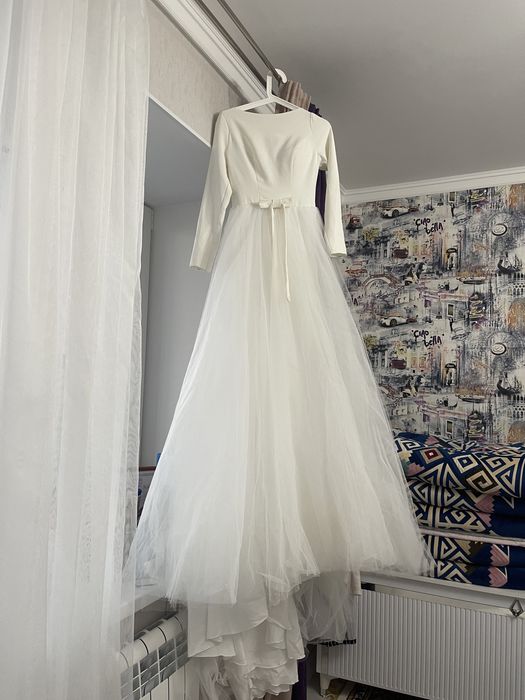 Закрытое , скромное свадебное платье со шлейфом