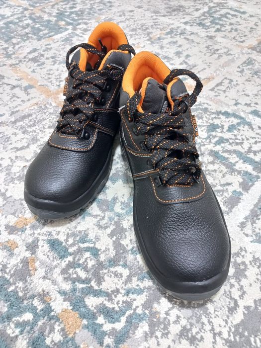 Продам рабочие ботинки р-р 40