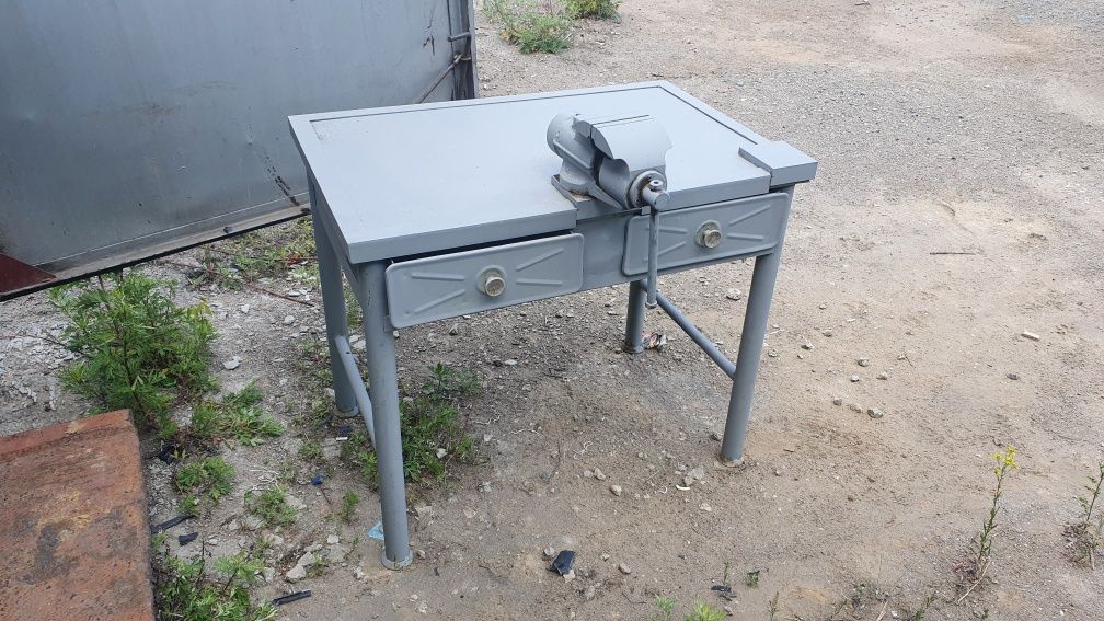 Продам слесарный стол-верстак с тисками производства СССР в Петропавл