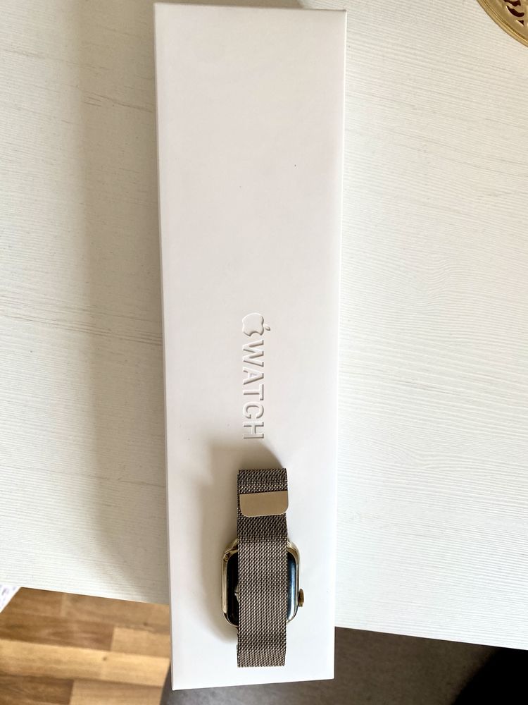 Apple Watch 8, Gold Stainless Steel 41 mm, Cellular, GPS
