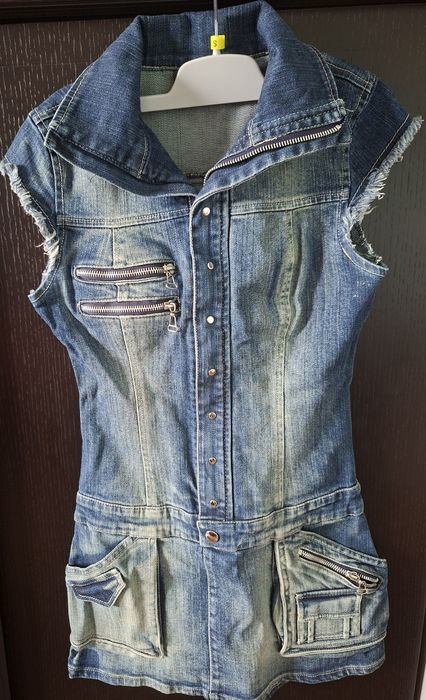 Pantaloni sau blugi,geaca,rochie...noi(fără etichetă