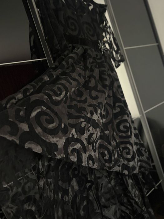 Rochie neagra din dantela cu trena