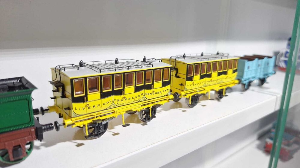 Set Locomotiva cu Abur Hornby+3 vagoane (1930 Lion)  (decodor Digital)