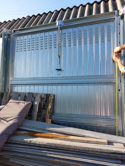 Se vinde usa de garaj