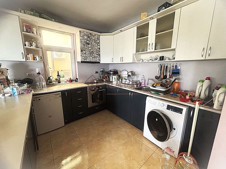 Продава се просторна триетажна къща с морска панорама и поддържана гр