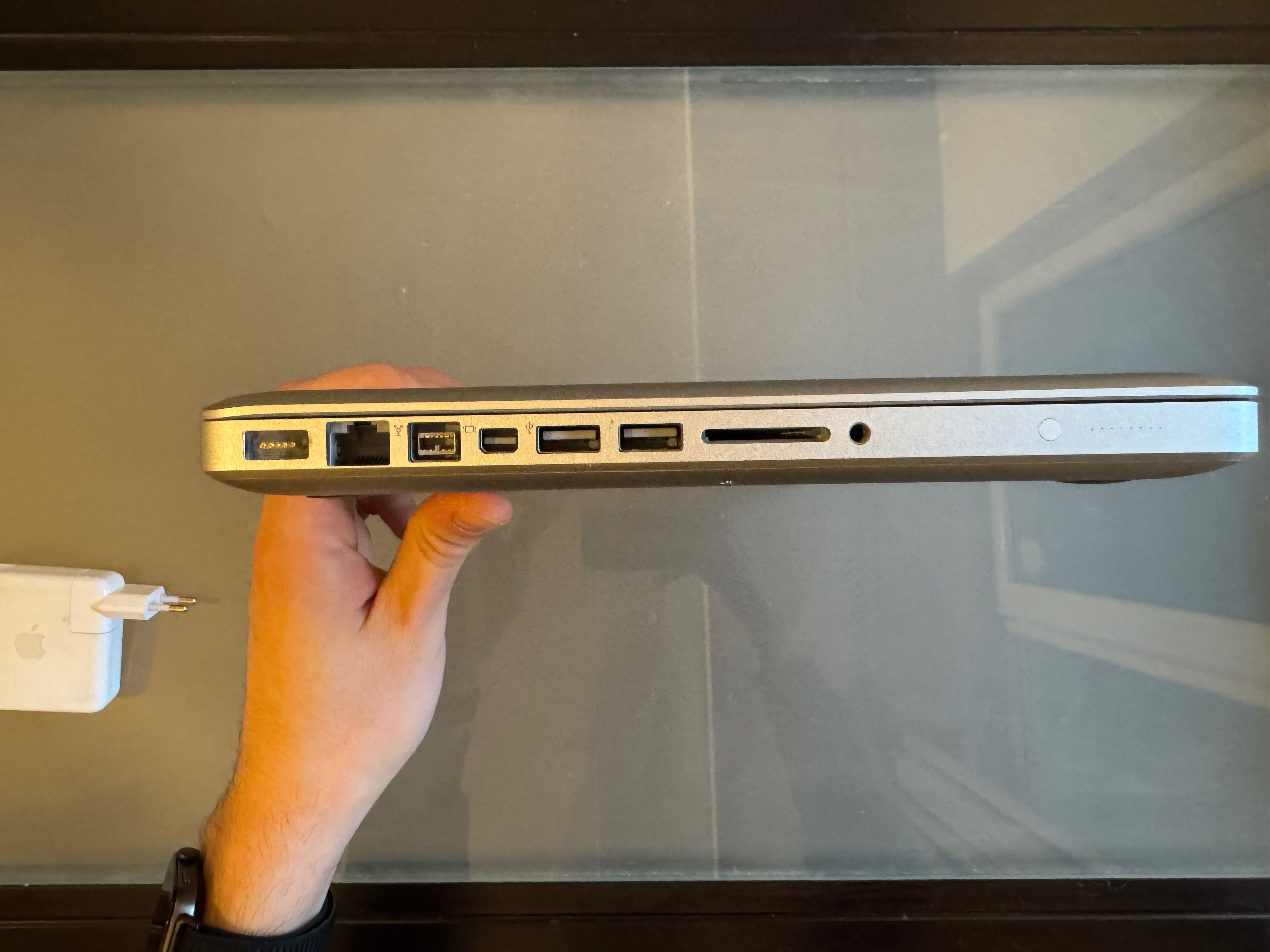 Apple MacBook Pro 13" Mid-2010 с нова батерия и SSD + RAM upgrade