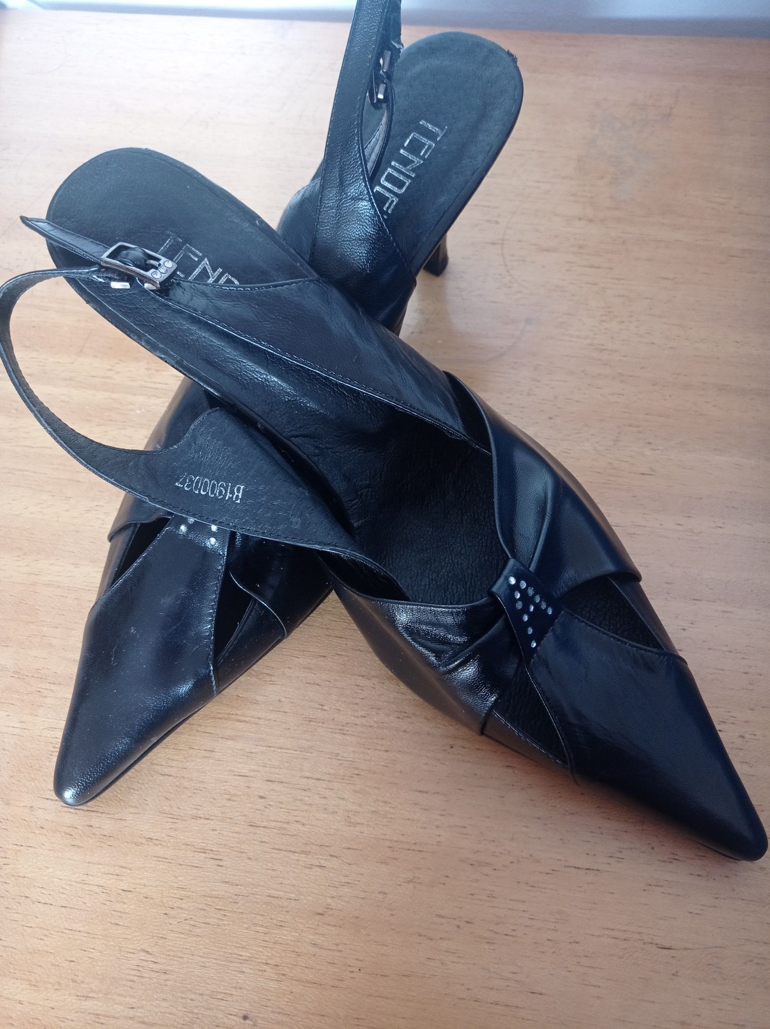 Елегантни черни дамски обувки с токче