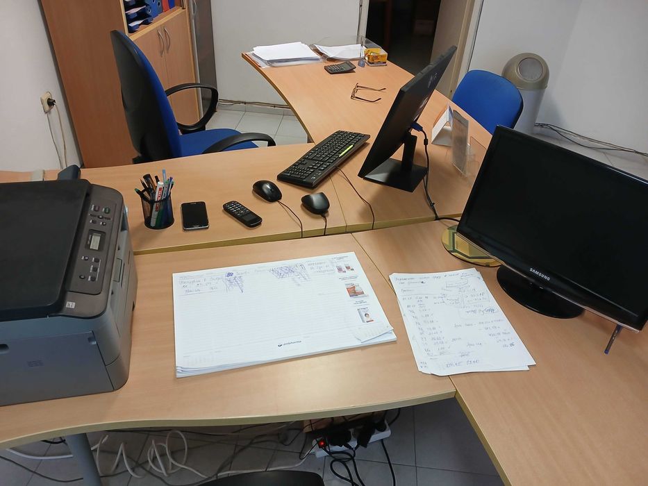 Две офис бюра + странични плотове + контейнер