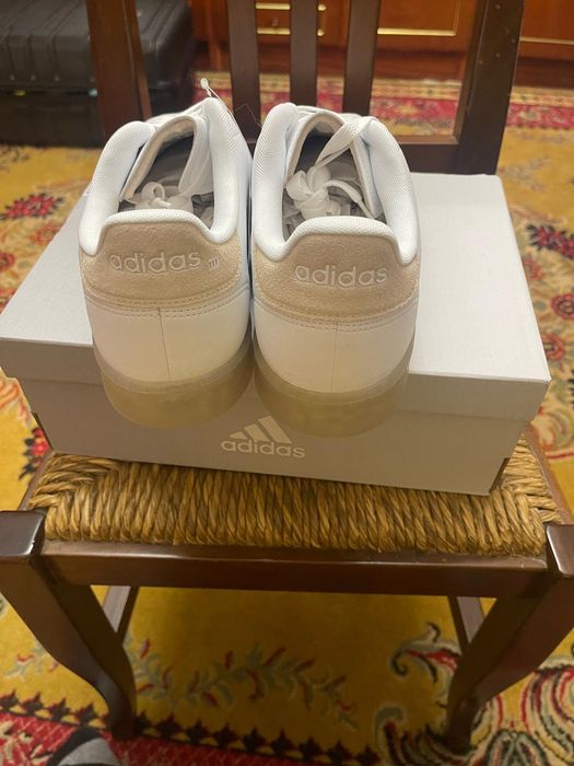 vand adidasi din  piele