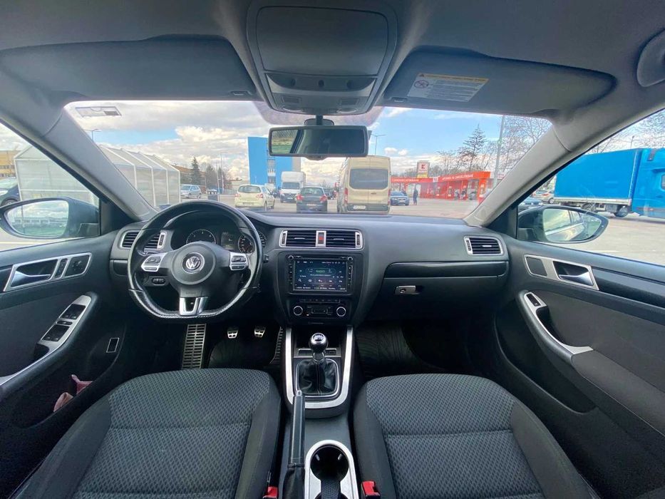 Volkswagen VW Jetta MK6 2.0 TDI | Отлично състояние | R-Line детайли