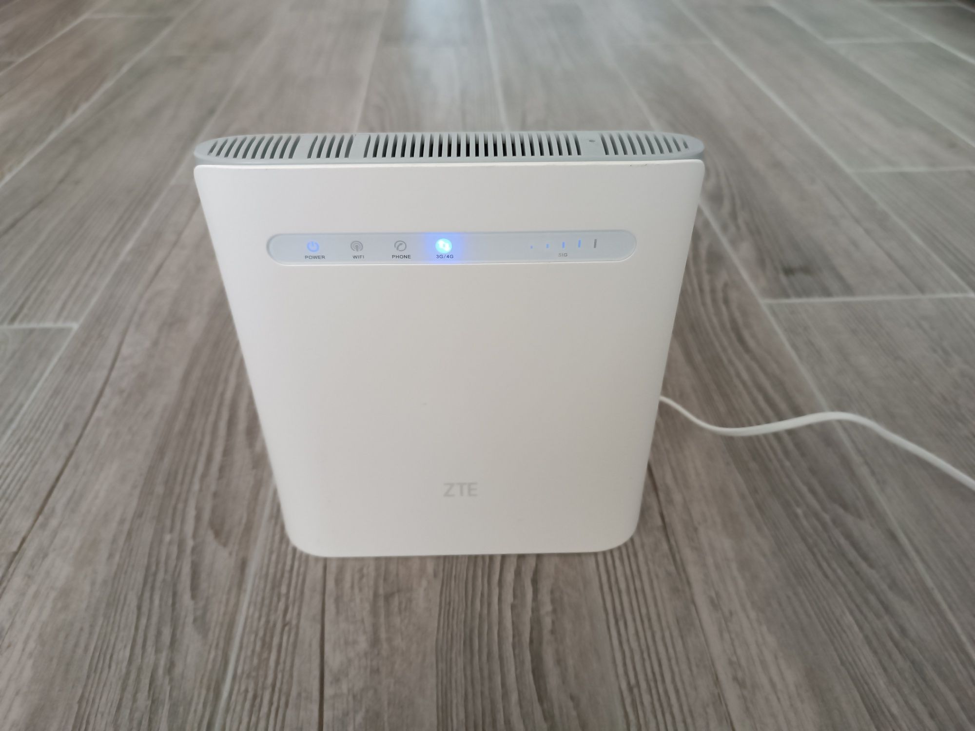 Router SIM Wi-Fi 4G LTE dual band Huawei B525s, E5573B și ZTE MF286R