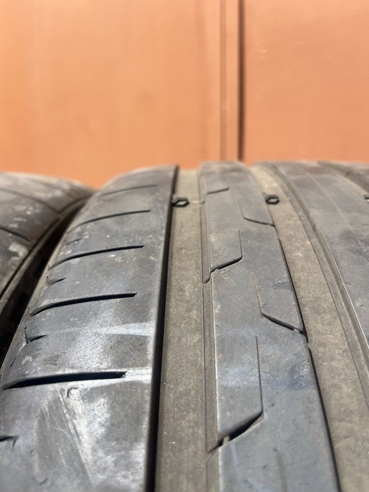 2 бр. летни гуми 255/35/21 Continental AO1 DOT 0722 4,5 mm