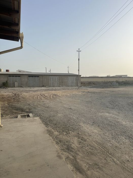 Урганч шахарда 4 900квадрат омборхона офислари билан сотилади.