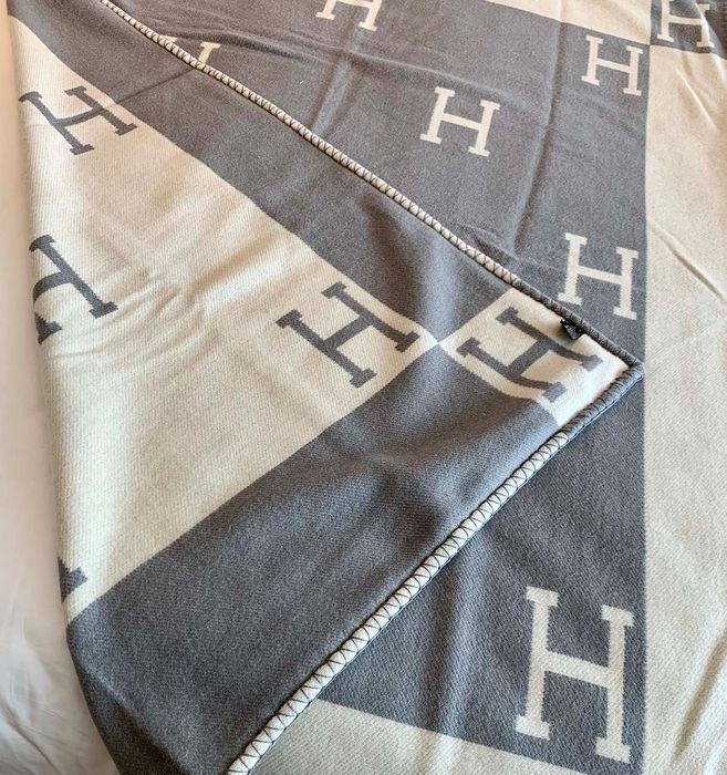 Hermes одеяло и възглавница