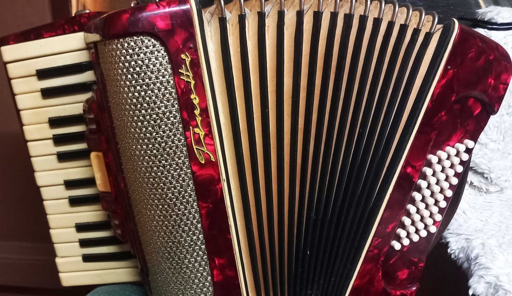 Продавам Акордеон-40баса