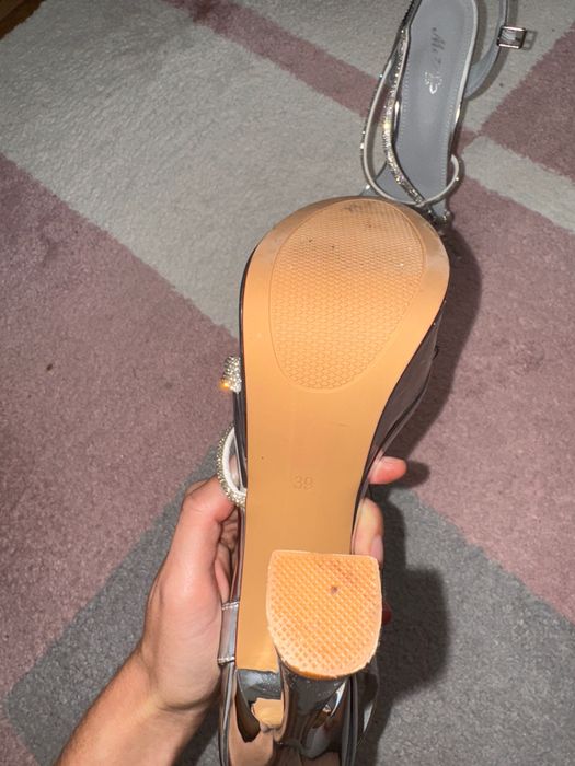 Високи токчета сребристи