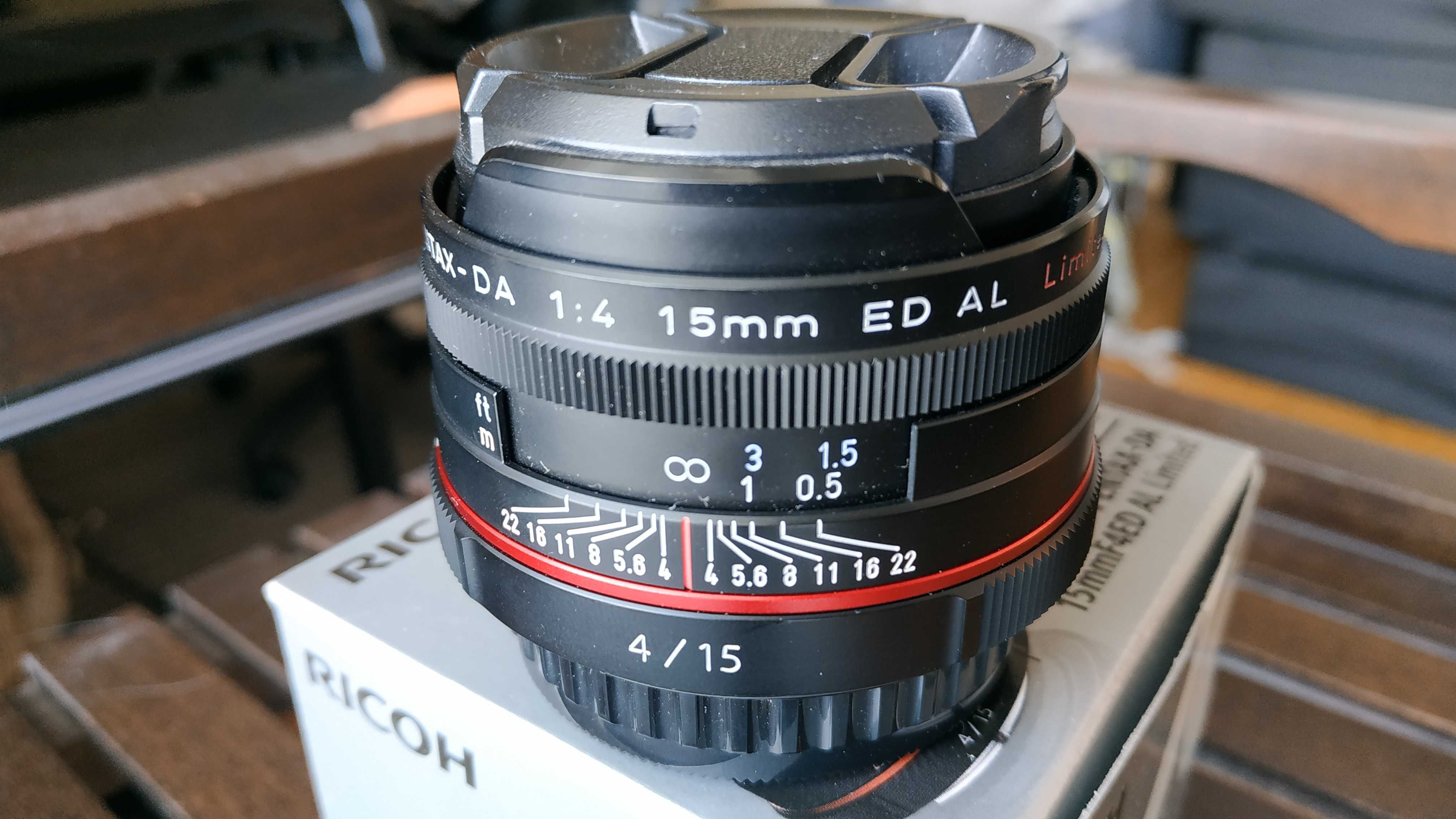 Двама обектива Pentax HD DA 15mm F/4 Ltd и 70mm F/2.4 Ltd.