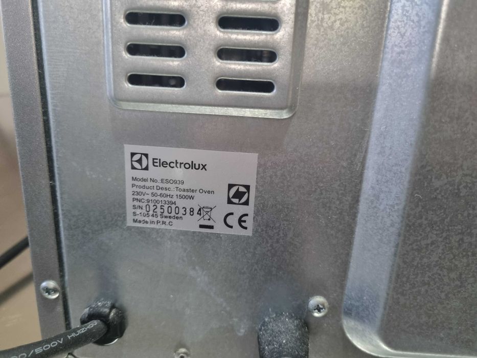 Cuptor Electrolux  dimensiune mica ideal studenti.