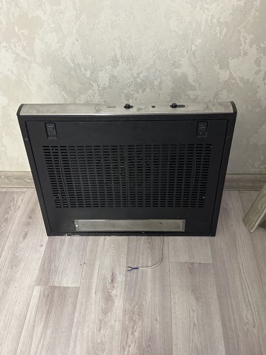 Продам подвесную вытяжку фирменную ZANUSSI