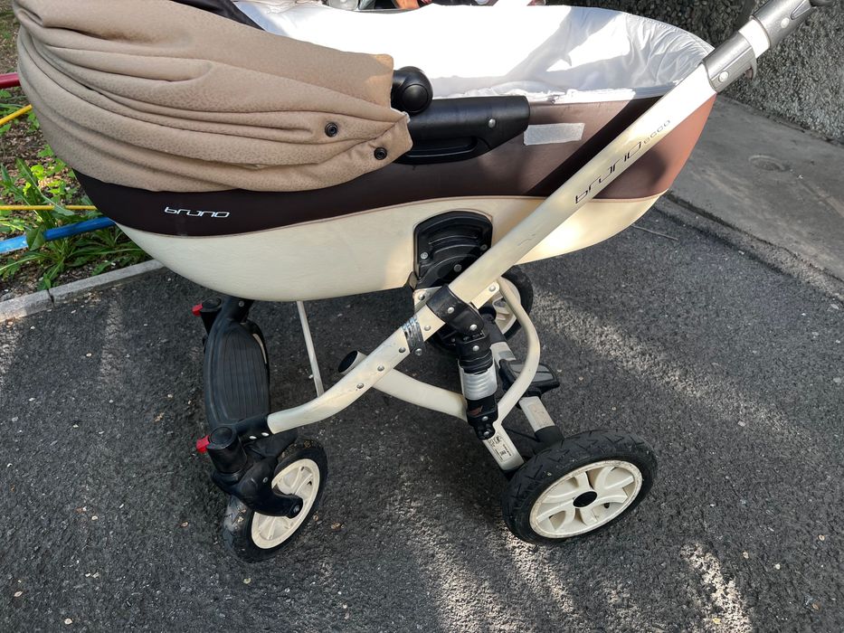 Продам коляску в комплекте с сидением для малыша