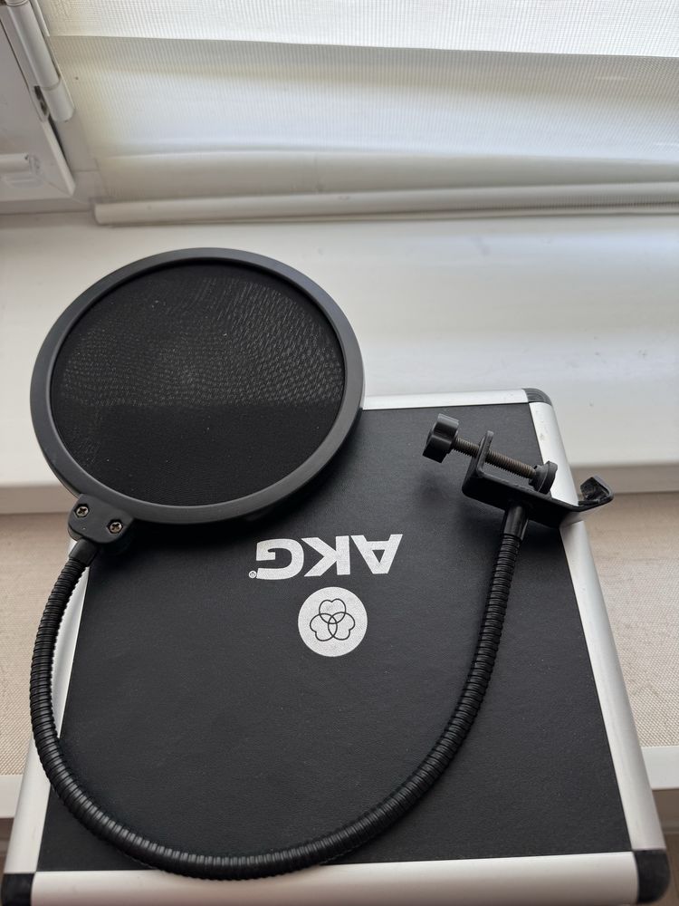Студийный микрофон AKG - p220