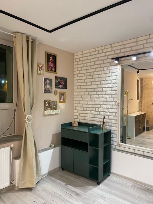 Post coafor în salon nou