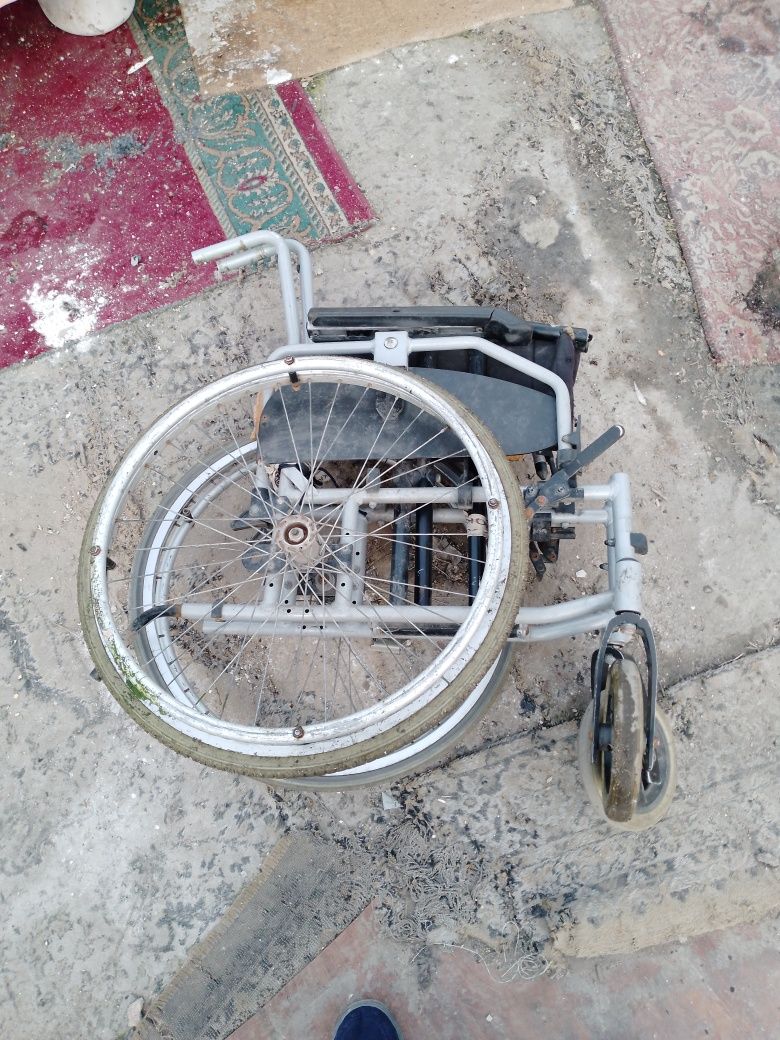 Продам нерабочую    инвалидную коляску