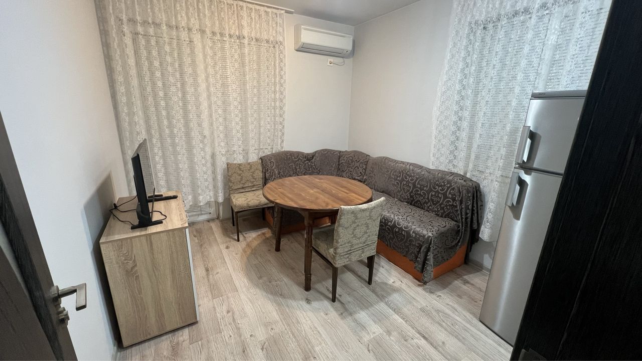 Дава се под наем Тристаен апартамент в Асеновград - 70 кв.м за 306 € - Снимка #1