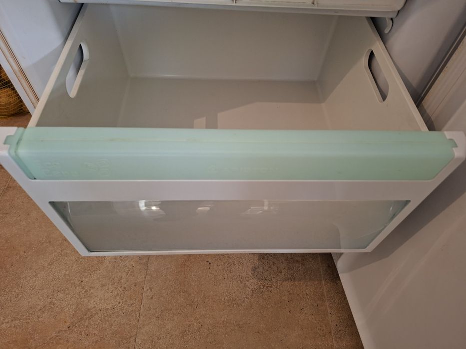 Хладилник Аriston на части!