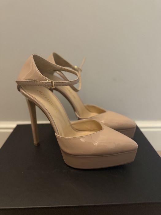Елегантни обувки от естествен лак на висок ток и платформа.