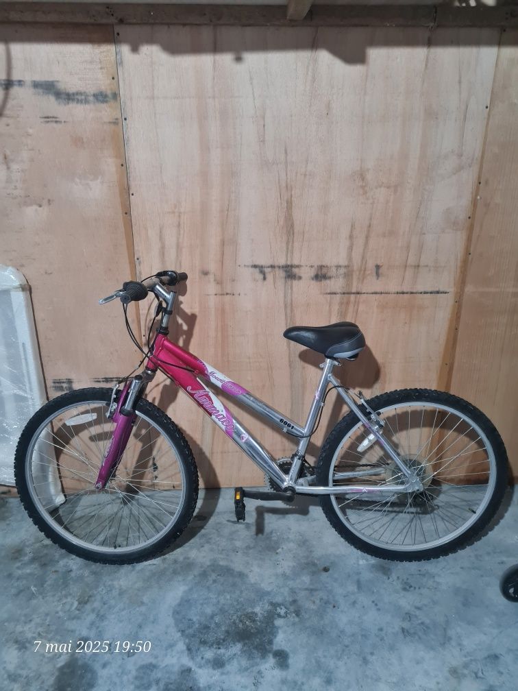 Bicicleta roți 26, schimbătoare shimano,jante aluminiu