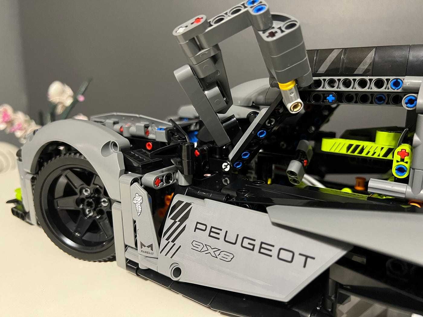 LEGO Technic PEUGEOT 9X8 24H Le Mans Hybrid Hypercar 1775 части