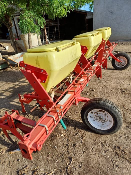 Vânnd diverse utilaje agricole.