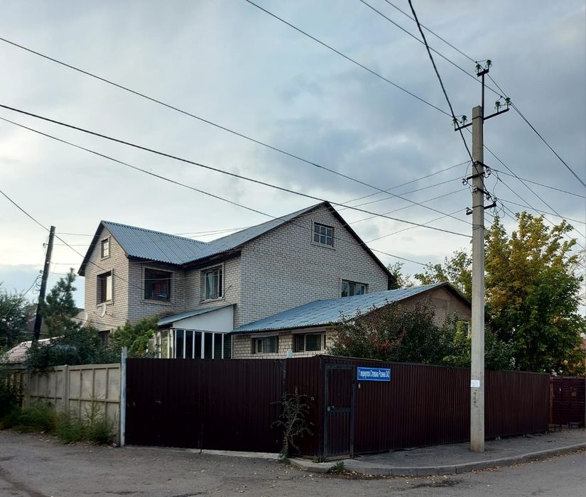 Продам дом, коттедж 2 этажа + наземный цокольный этаж