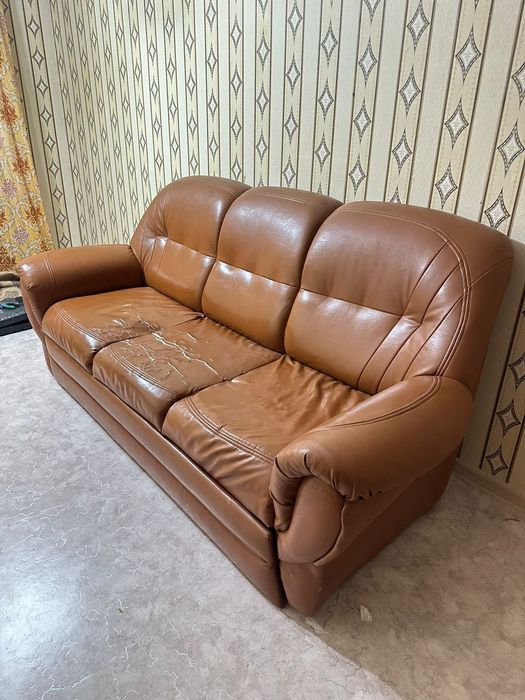 Продаётся кожанный диван за 15000