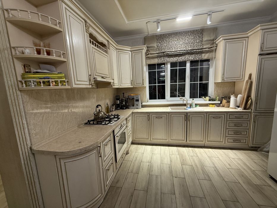 Вместительная классическая Кухня