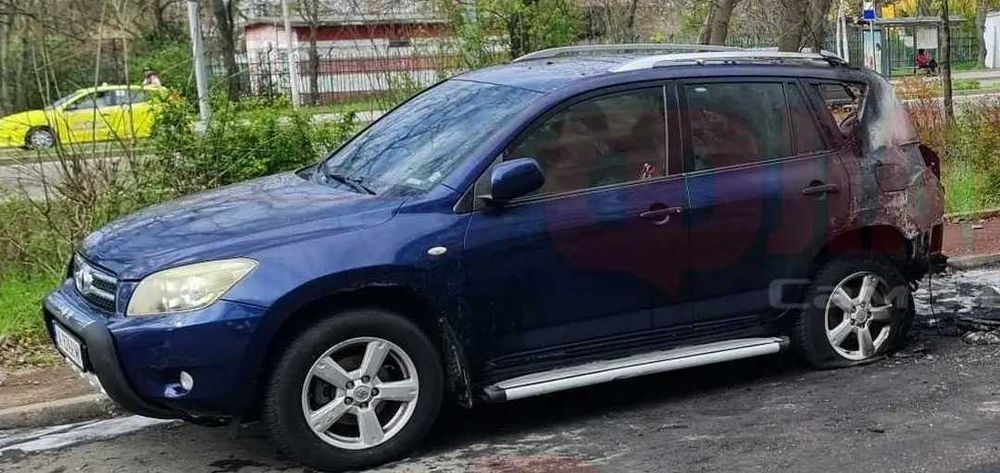 Продавам Toyota Rav4 III частично пострадала от пожар