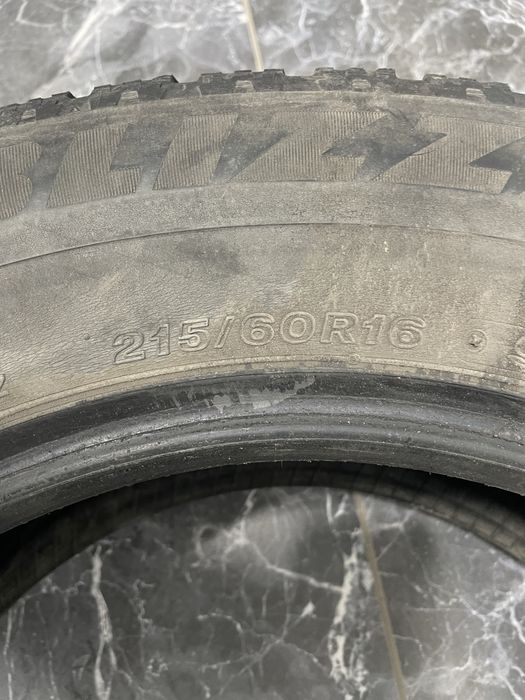 2 шипованные зимние шины.