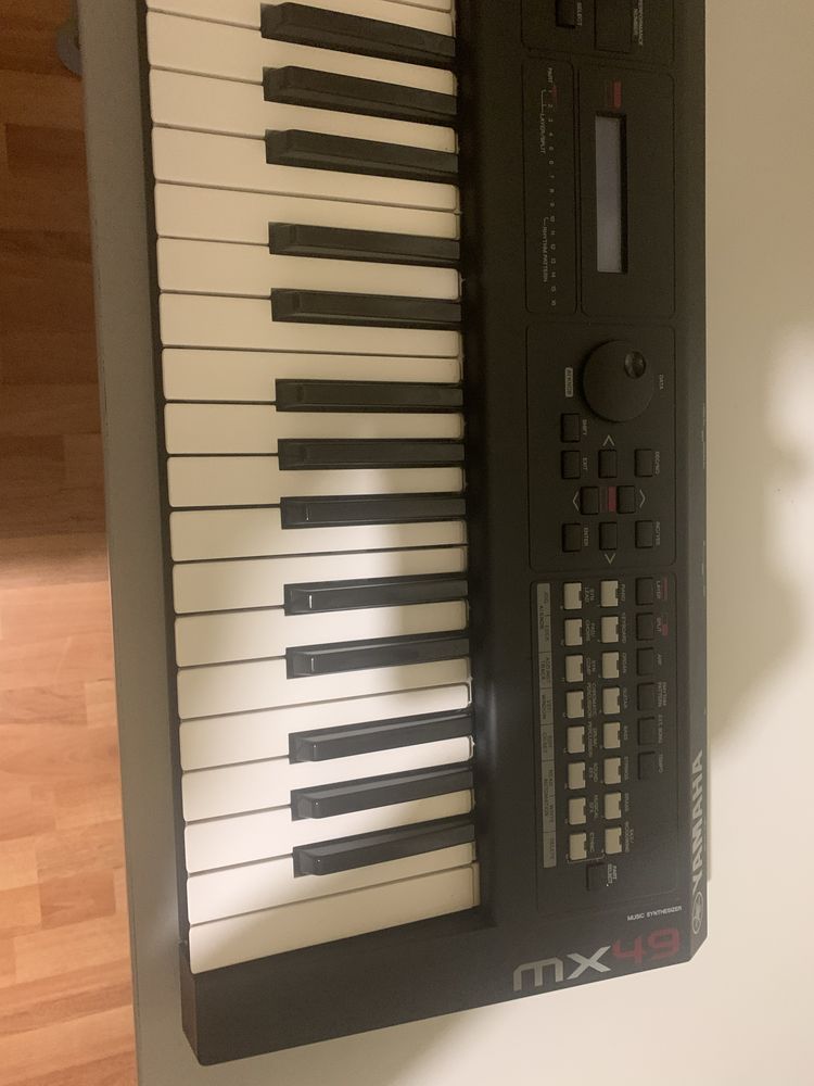 Продавам Синтезатор Yamaha МХ 49